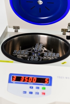 4x400ml โต๊ะอัตราการเคลื่อนไหวความเร็วต่ํา Centrifuge ด้วยมอเตอร์ความถี่
