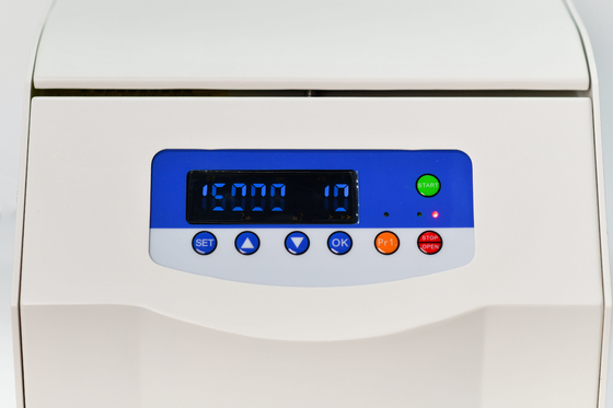 เครื่องหลอมศูนย์กลางความเร็วสูงที่ควบคุมโดยไมโครโปรเซสเซอร์ 0-16500 rpm ปรับได้