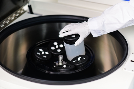 4 ถ้วย 1000ml พื้นขนาดใหญ่ความจุ centrifuge กับ Max 22000rpm ระบบควบคุมอุณหภูมิสําหรับห้องปฏิบัติการ